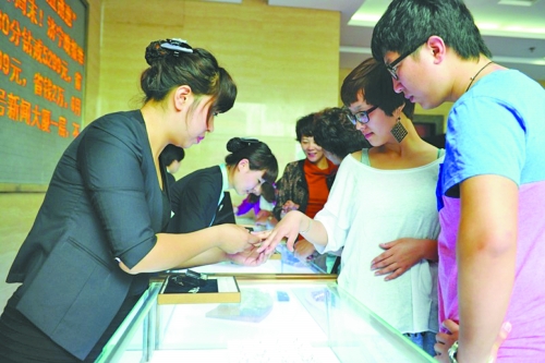 在北上廣等一線城市，鉆戒價(jià)格與國(guó)際接軌，價(jià)格不高，引發(fā)市民搶購(gòu)潮。