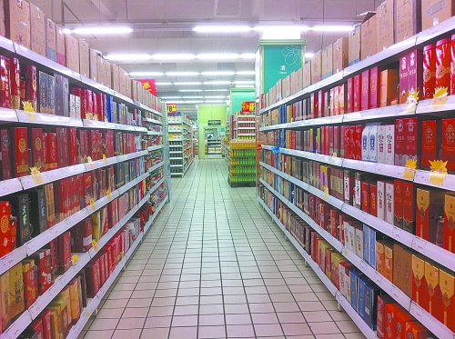 商場里賣的酒，銷售人員稱都是純糧酒，而專家稱，中、低檔酒用酒精和各種添加劑勾兌的情況并不鮮見。