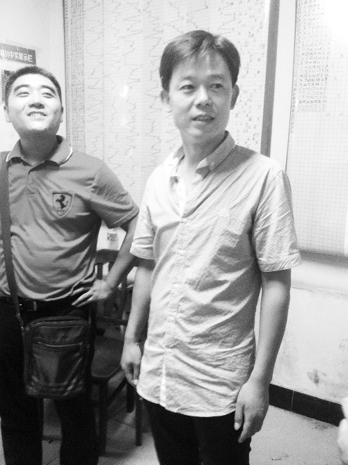 01098站站長在與彩民分享喜悅 01098站站長在與彩民分享喜悅