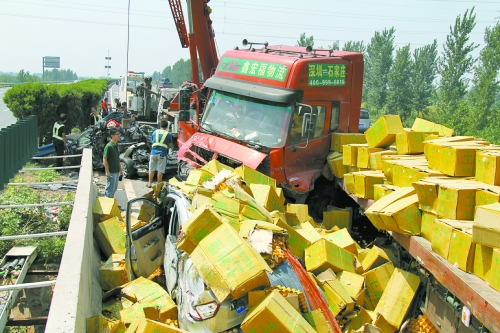 大貨車旁邊的海馬轎車被雞蛋砸中，車上兩人逃脫及時(shí)，僅受輕傷。