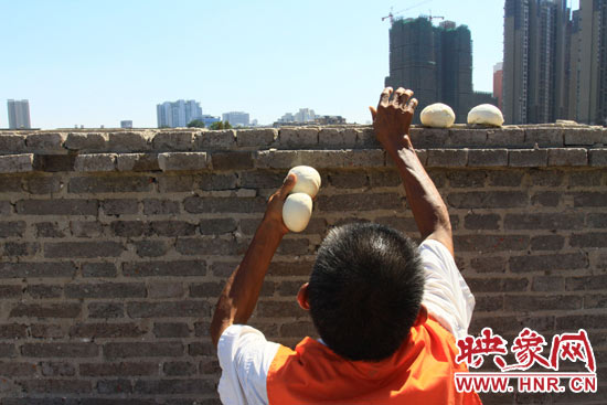 圖為老王在取曬干的饅頭。