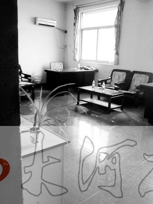 上班時(shí)間，這間辦公室內(nèi)卻空無(wú)一人。