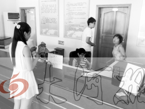 鄭州市人才交流服務(wù)中心二樓大廳，剛畢業(yè)大學(xué)生咨詢政策，工作人員卻在若無(wú)其事地玩手機(jī)。