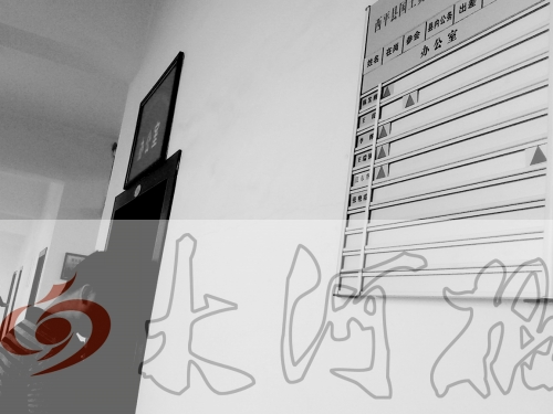 　7月4日上午，西平縣國(guó)土局辦公室門口在崗牌子高高掛，但里面空無(wú)一人。