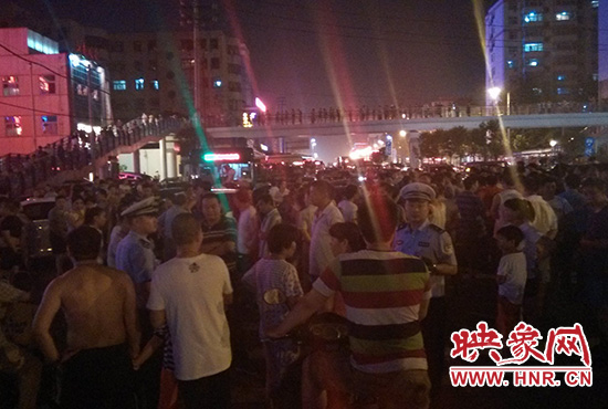 8月7日晚20時(shí)許，幾位交警在人群中