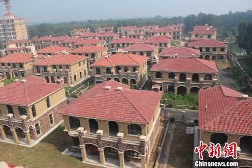 在鄭州市惠濟(jì)區(qū)花園口鎮(zhèn)申莊村的黃河岸邊，這處豪華別墅群蔚為壯觀。侯偉勝 攝