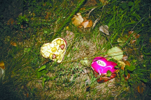 今天是七夕節(jié)，但這對(duì)愛(ài)人或許無(wú)法甜蜜分享這盒巧克力了……