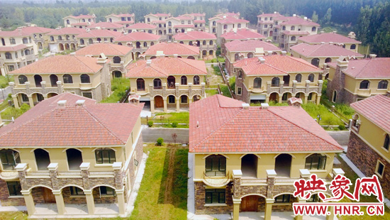 這里的別墅共計30多棟，有兩層的，也有三層的，主體、裝修都已經(jīng)完工