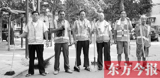 昨天下午6點(diǎn)，6名環(huán)衛(wèi)工人相伴乘坐B1返回27公里外的花園口村。