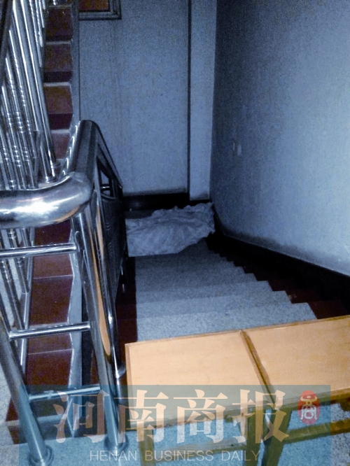 昨晚7點(diǎn)多，女孩的尸體還未移走 見習(xí)記者 姬中貴/攝