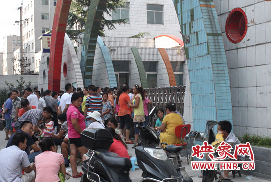 學校門前家長們都在焦急等待 學校門前家長們都在焦急等待