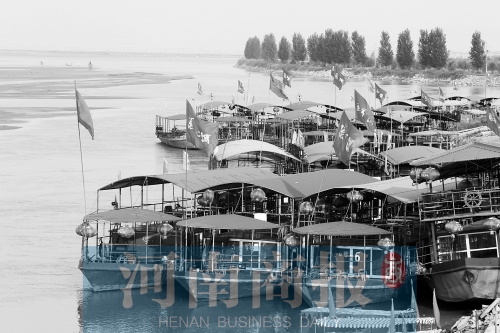 這些出航的船只，都沒有相關(guān)資質(zhì) 記者 王春勝/攝