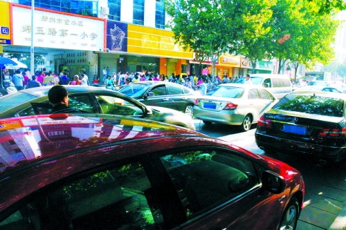 中小學(xué)開(kāi)學(xué)首日鄭州“全城喊堵” 中小學(xué)開(kāi)學(xué)首日鄭州“全城喊堵”