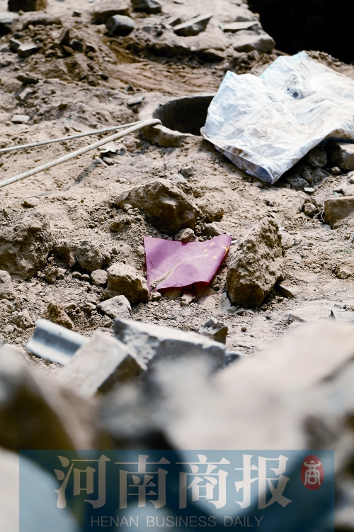 　　孩子墜井前，手里拿著國旗，邊走邊玩……