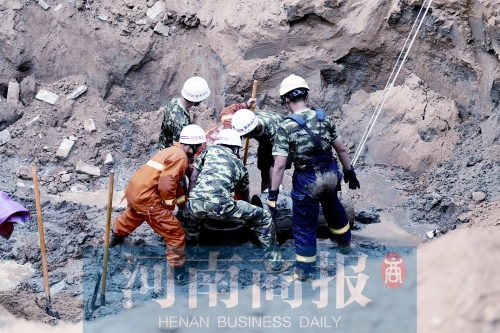 　　7個多小時的奮力救援，也沒能救回這個孩子