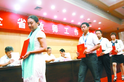 昨日，我省諸多優(yōu)秀教師獲頒“師德標(biāo)兵”、“師德先進(jìn)個(gè)人”等榮譽(yù)證書。