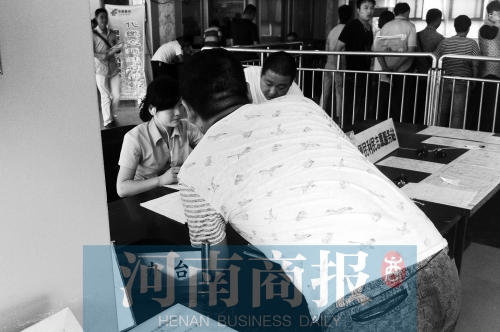 戴著耳機(jī)工作，挺“愜意”