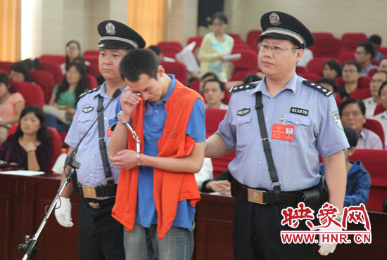 庭審現(xiàn)場，幾度流下淚水的小偉，后悔當(dāng)初太過沖動(dòng)。魏海勇-攝