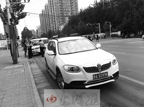 民警在勘察現(xiàn)場 民警在勘察現(xiàn)場