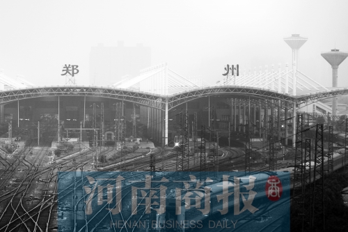 從解放路立交向南望去，火車站南側(cè)一座高樓在霧霾中若隱若現(xiàn)