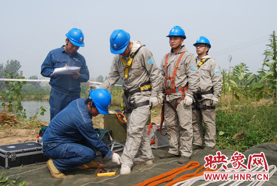 “弟兄們”每次上塔作業(yè)，樊建軍都要認真核對檢查，不容一絲失誤出現(xiàn)。