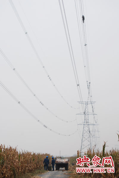 樊建軍自已笑稱，他們更像是一群“高空舞者”。