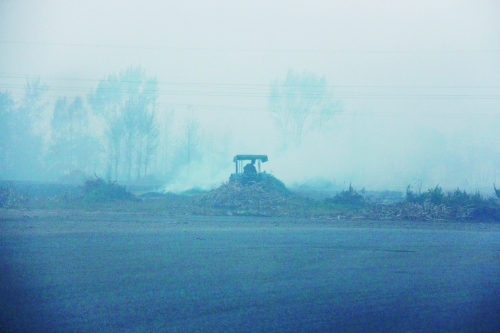 　9月底，南陽市社旗縣一處秸稈焚燒現(xiàn)場。此次督察通報(bào)，該縣被罰款9萬元。