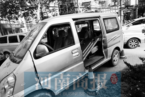 　面包車的后座上，放著被掰掉的車門