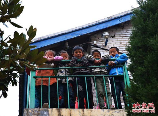 對于記者的到來，孩子們充滿了好奇