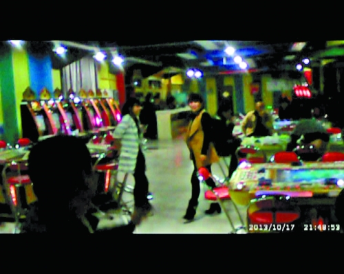 每臺賭博機(jī)跟前都有一個專門的工作人員服務(wù)(非正常拍攝) 每臺賭博機(jī)跟前都有一個專門的工作人員服務(wù)(非正常拍攝)