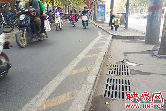 非機(jī)動(dòng)車變向處有多條碰撞痕跡 非機(jī)動(dòng)車變向處有多條碰撞痕跡