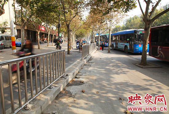 中原路大學(xué)路公交港灣非機(jī)動(dòng)車道變向處已加裝護(hù)欄 中原路大學(xué)路公交港灣非機(jī)動(dòng)車道變向處已加裝護(hù)欄