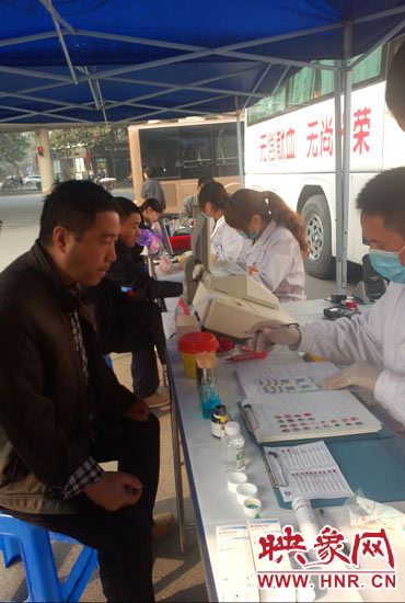 上午10時(shí)許，幾位市民在河南省人民會(huì)堂門(mén)口獻(xiàn)血