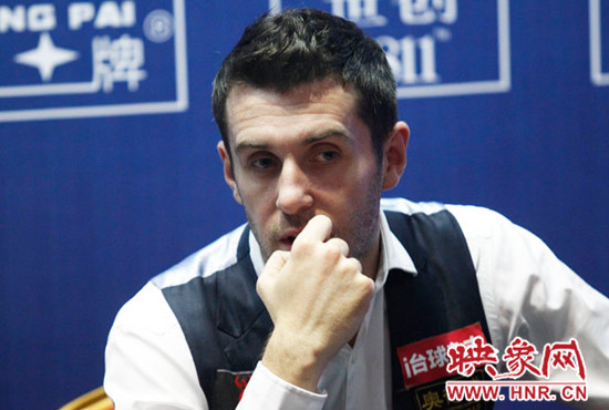 塞爾比在結(jié)束采訪時(shí)，情緒很低落