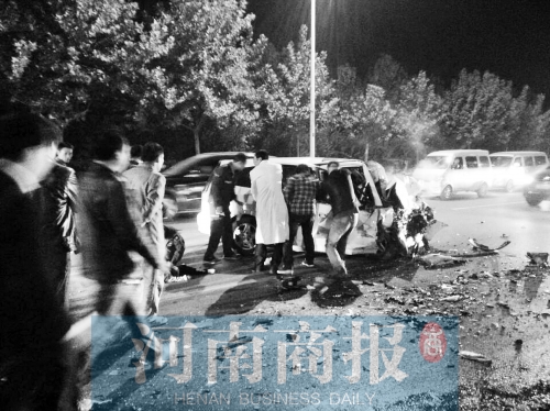 慘劇現(xiàn)場(chǎng)，眾人紛紛上前施救，有人拉住變形的車門，為傷者爭(zhēng)取救援時(shí)間