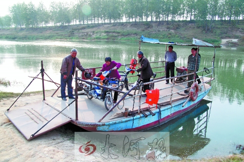 18年來，盛衛(wèi)川堅(jiān)持每日如此，為河兩岸的人擺渡。