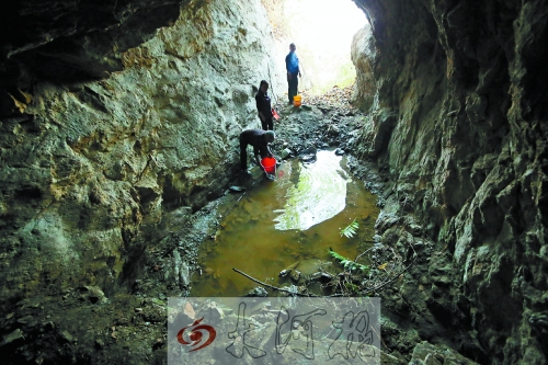 村民說以前這里的水很深，現(xiàn)在也就剩這么一點兒了。