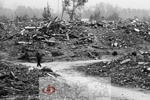 綠城街頭，海量的建筑垃圾令人觸目驚心。