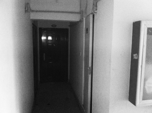 被砸網(wǎng)吧在鄭州安徐莊公館小區(qū)的一棟居民樓里，昨天，網(wǎng)吧已關(guān)門。