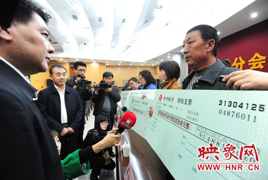 最高人民法院執(zhí)行局局長(zhǎng)劉貴祥、河南省高級(jí)人民法院院長(zhǎng)張立勇親手為申請(qǐng)執(zhí)行人員發(fā)放執(zhí)行款