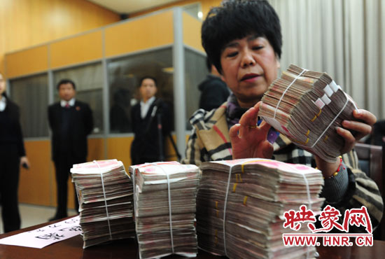 當(dāng)天共發(fā)放執(zhí)行款4110萬(wàn)元。其中，支票4018萬(wàn)元，現(xiàn)金92萬(wàn)元。