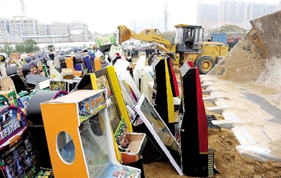 昨日16時，在鄭州市公安局治安支隊院內(nèi)，省會警方集中銷毀了“雷霆”行動中查獲的賭博機等涉賭物品