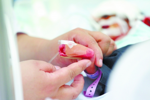 早產(chǎn)兩個月，孩子的生命之路更需要親人的陪伴。