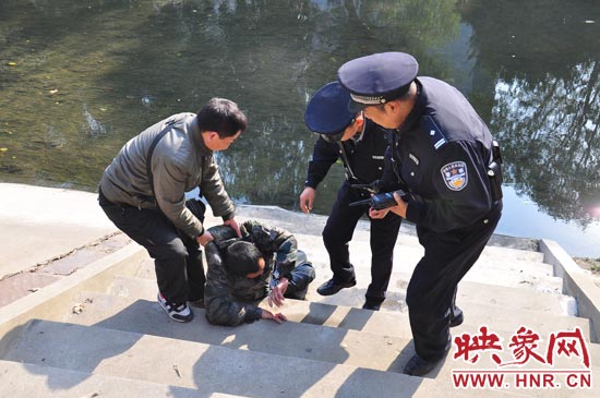 該男子滾入冰冷的金水河，嗆了幾口污水，連滾帶爬從水中出來，隨后被金水路派出所民警救上岸。