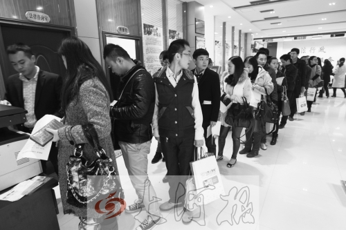 昨天,除復(fù)印材料處有新人排隊(duì)外,金水區(qū)民政局婚姻登記處大廳內(nèi)處未見(jiàn)新人排隊(duì)的火爆場(chǎng)景。