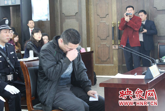 庭審現(xiàn)場(chǎng)，被告人常樹民哽咽著宣讀手中的悔恨書。