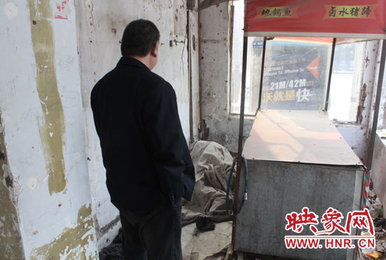 救助站工作人員在嘗試與流浪漢交流 救助站工作人員在嘗試與流浪漢交流