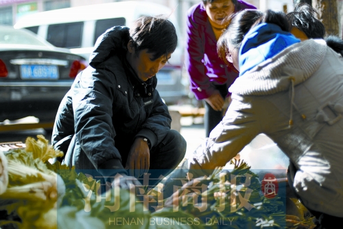 附近的市民得知了他的遭遇，紛紛前來買菜