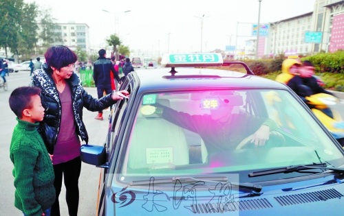 看見有帶小孩的乘客，王師傅都會遞上字條，提醒乘客。