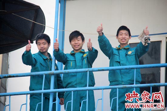 干的好的時候，他們會給同伴豎起大拇指